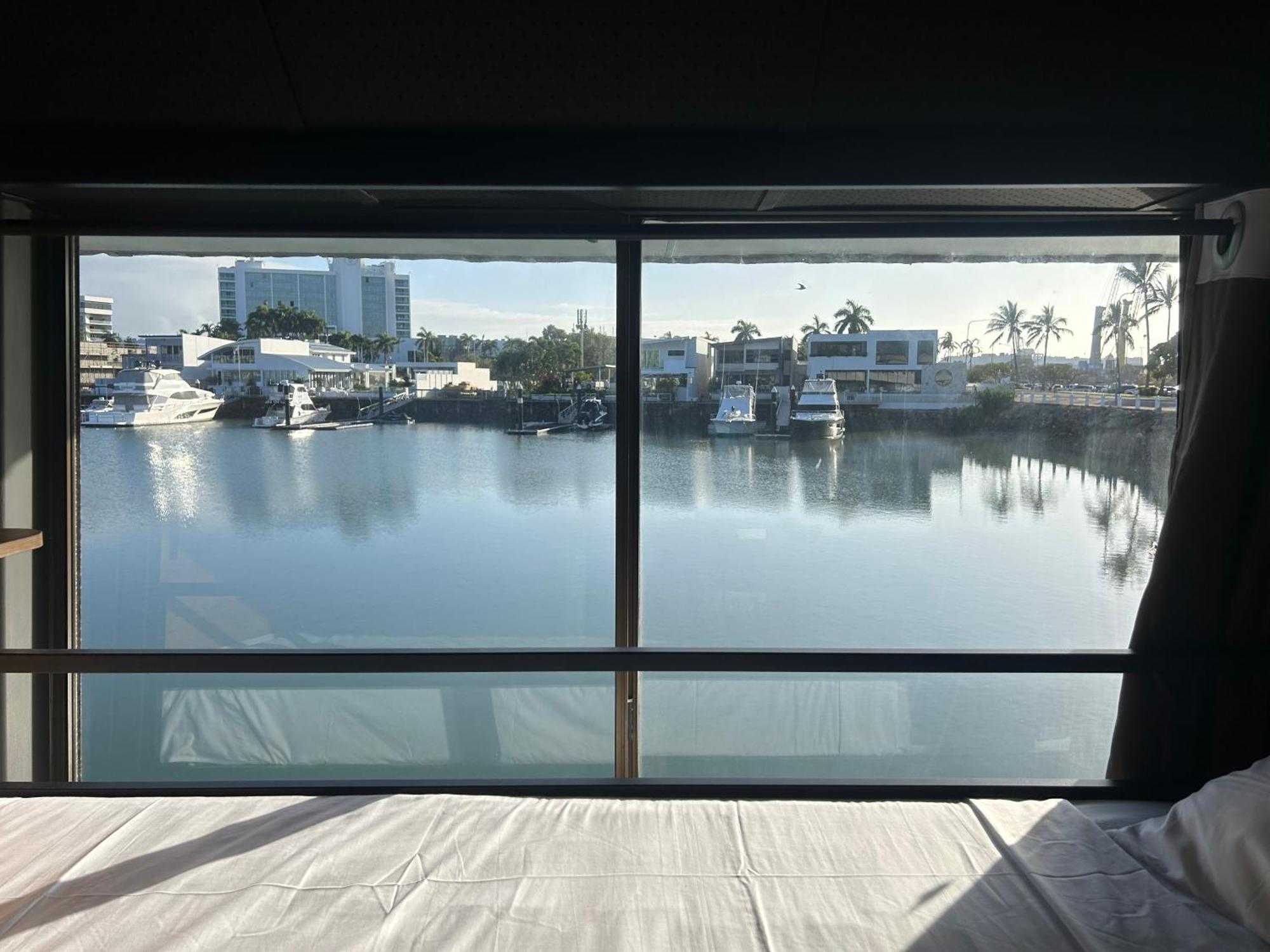 The Pier Pods On The Water- 50M From Townsville Bus Terminal And Ferry Terminal- Passport Id Requried Exterior foto