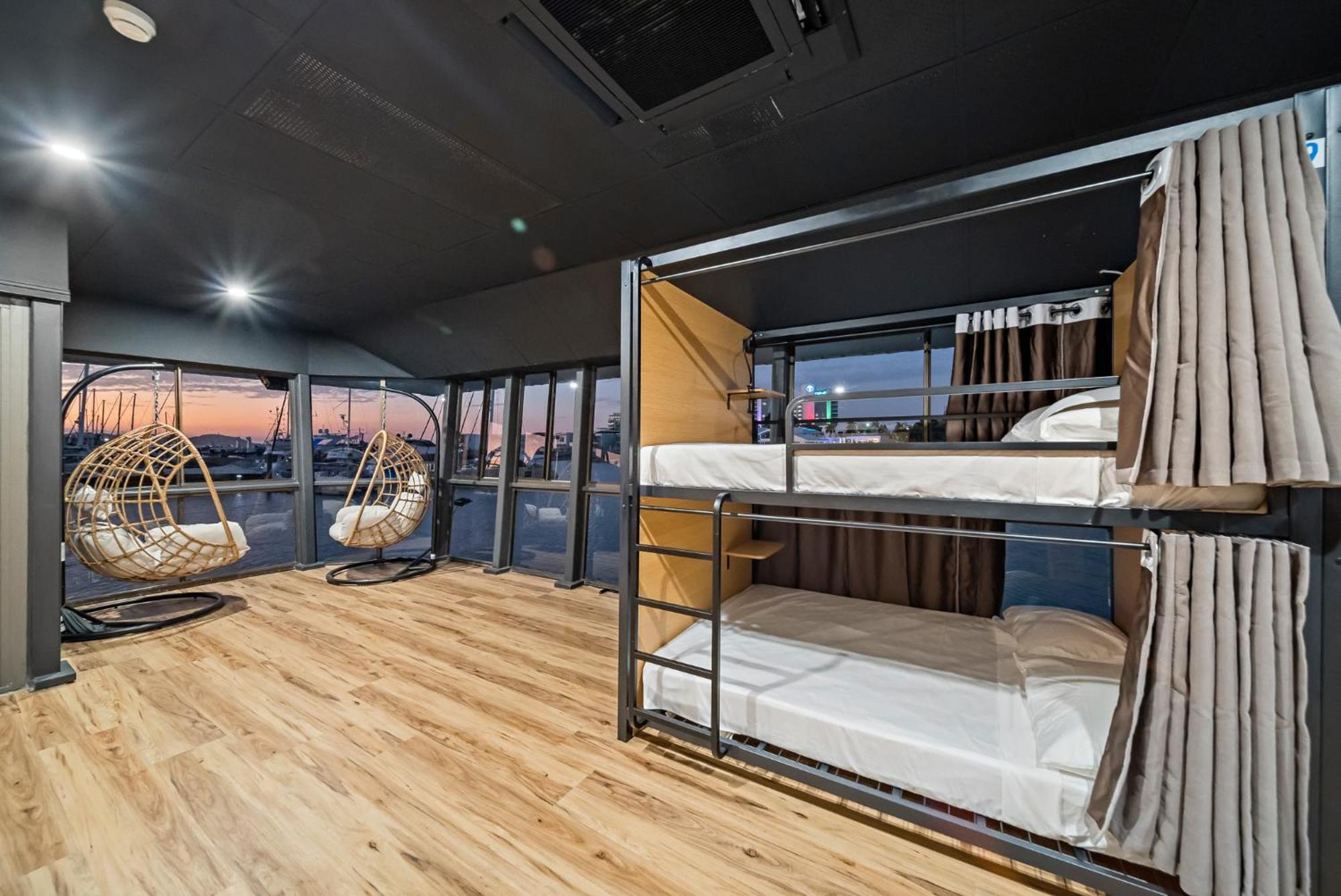 The Pier Pods On The Water- 50M From Townsville Bus Terminal And Ferry Terminal- Passport Id Requried Exterior foto